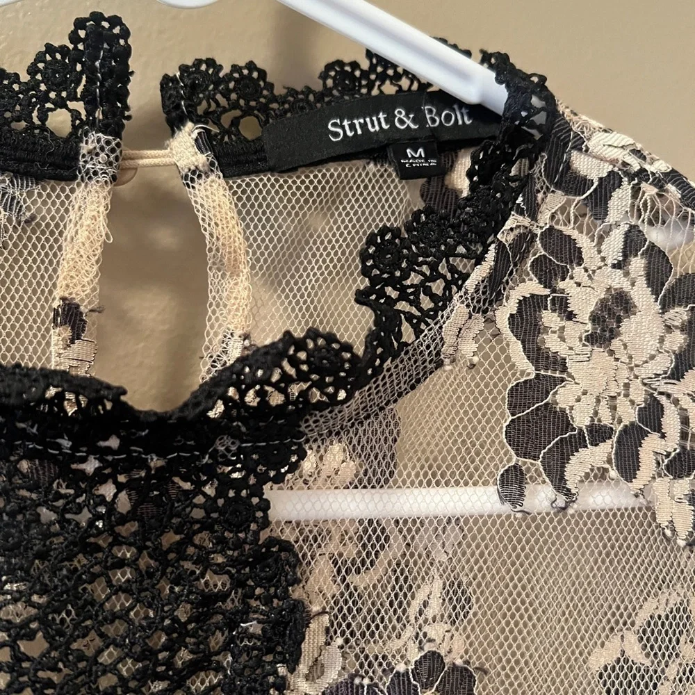 Strut & Bolt Black Floral Lace Romper Size Medium - Picture 3 of 4